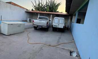 Imagem 6: Casa com área grande com piscina e etc