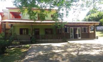 Imagem 3: 2 Casas grandes uma ao lado da outra com piscina e 3 quartos cada