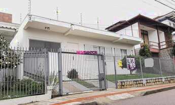 Imagem 2: CASA EM COQUEIROS COM 3 QUARTOS, SENDO 2 SUÍTES E 3 VAGAS DE GARAGEM COBERTA!