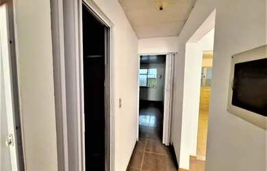 Imagem 3: Coladinho a praça de Cascadura! Excelente tipo casa vazio em vila com três unid