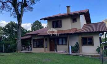 Imagem: Casa com piscina e amplo terreno