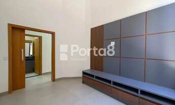 Imagem 5: Elegância e Conforto no Condomínio Quinta Lago: Sua Nova Casa com Piscina e Área Gourmet