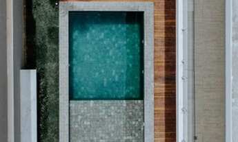 Imagem 2: Casa neoclássica com área de lazer e piscina