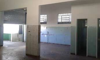 Imagem 4: Prédio comercial na principal rua do bairro