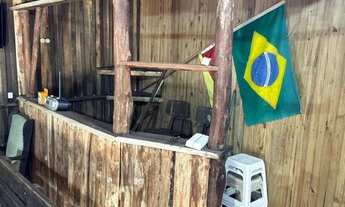 Imagem 3: Sítio à beira do rio com pier e deck