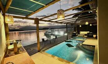 Imagem: Casa com deck à Beira-Mar em Angra dos