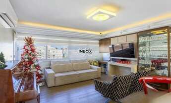 Imagem 2: Apartamento reformado em andar alto, com 2 dormitórios, suíte e vaga