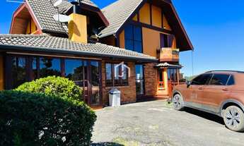 Imagem 2: LInda casa 4 Dormitórios (2 Suítes) e Varanda, Condomínio fechado em Campos do Jordão-SP