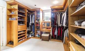 Imagem 4: EXCELENTE CASA COM 3 DORMITÓRIOS, PISCINA E 6 VAGAS DE GARAGEM