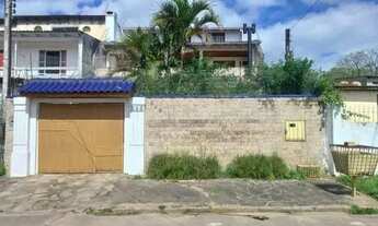 Imagem 2: Casa em Porto Alegre, no bairro Restinga, com 4 dormitório(s), e 4 banheiros, à