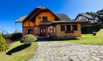 Imagem 3: LInda casa 4 Dormitórios (2 Suítes) e Varanda, Condomínio fechado em Campos do Jordão-SP