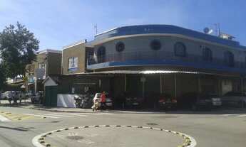 Imagem: Prédio comercial na principal rua do bairro