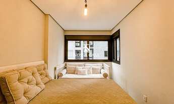 Imagem 4: Apartamento mobiliado de 03 dormitórios com sacada nas Quatro Praças em Torres/RS