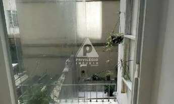 Imagem 3: Sala e quarto com vaga de garagem a venda em Copacabana posto 5