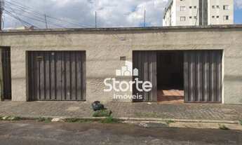 Imagem: Terreno à venda com 4 casas antigas construídas