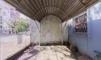 Imagem: Casa de alvenaria (sobrado) localizada na