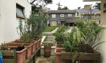 Imagem 2: Casa de luxo em condomínio fechado com vista para campo de golf e área de preservação