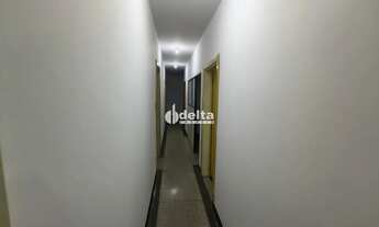 Imagem 2: Casa comercial com Habite-se, disponível para locação no bairro Custódio Pereira em Uberlâ