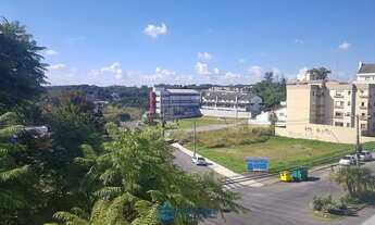Imagem 6: Ampla sala aérea com elevador em avenida comercial