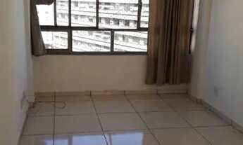 Imagem 2: 2 dormitórios , 1 banheiro. No prédio não há estacionamento, mas tem ao lado. Ótima local