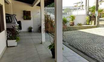 Imagem 2: Sobrado para venda possui 180 metros quadrados com 5 quartos em Centro - Penha - SC