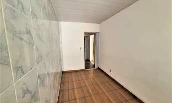 Imagem 4: Coladinho a praça de Cascadura! Excelente tipo casa vazio em vila com três unid