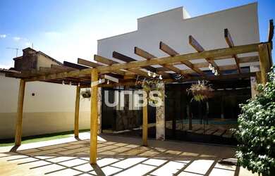 Imagem 3: Excelente casa repleta em armários e iluminação, toda em porcelanato de boa qualidade, con