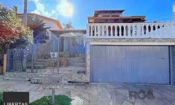 Imagem 2: Sobrado em Porto Alegre, no bairro Vila Nova, com 3 dormitório(s), e 3 banheiros