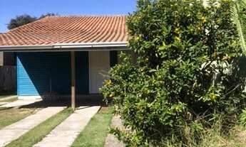 Imagem: Belo terreno com casa de madeira