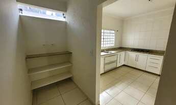 Imagem 3: Casa para aluguel possui 202 m2 com 05 quartos no Bairro Cidade Jardim - Uberlândia - MG