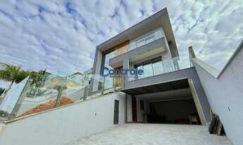 Imagem: Casa com 3 suítes com vista para lago