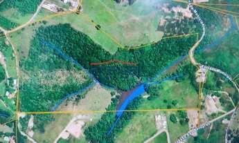 Imagem: Àrea rural com lago proximo á capela de