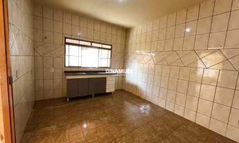 Imagem 5: Casa com garagem coberta e cozinha ampla, recém-reformada