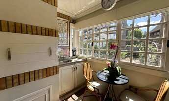 Imagem 6: Apartamento de dois dormitórios sendo um suíte, localizado no Centro de Gramado RS, próxim