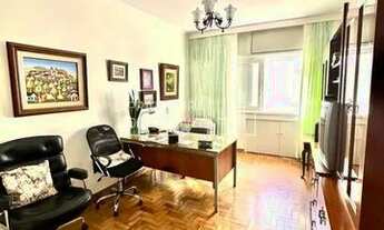 Imagem 6: Higienópolis na melhor rua do bairro - junto a Praça Vila Boim - rua arborizada e monitora