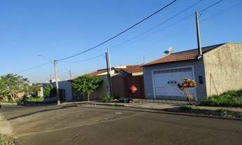 Imagem 2: Casa pra alugar com 2 quartos, garagem pra 2 carros pequenos, ótima localização