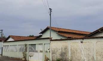 Imagem 2: Casa com 2 quartos, wc. social, sala, cozinha, varanda e quintal com plantas frutíferas