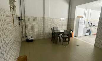 Imagem 4: Gt; Casa em frente à praça camerindo