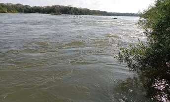 Imagem 7: área rural de 5 hectares (51 mil metros quadrados), na beira do rio Cuiabá, com