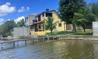 Imagem: Casa pequena com vista deslumbrante da lagoa