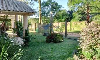 Imagem 2: Velleda oferece belo sítio com mezanino, arborizado e com ótima localização em condomínio