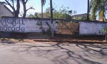 Imagem: Casa de esquina em frente ao Parque Macambira