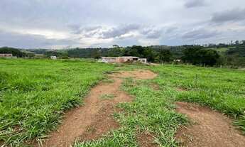 Imagem: Vende-se pequeno lote mas já ajuda a sair