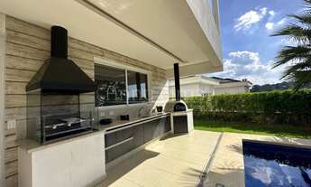 Imagem 6: Casa totalmente mobiliada com 4 amplas suítes, piscina e churrasqueira para locação e vend