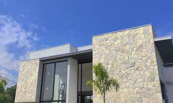 Imagem 2: Linda casa de campo a venda. São 202m² de construção, sendo 3 suítes, garagem coberta e um