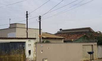 Imagem 3: Casa com 2 quartos, wc. social, sala, cozinha, varanda e quintal com plantas frutíferas