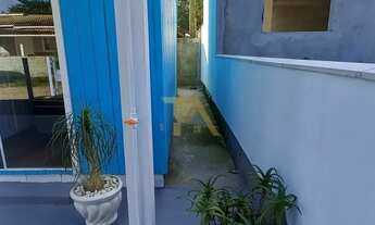 Imagem 6: Casa charmosa em estilo praiano, com fachada colorida e ampla varanda que integra os ambie