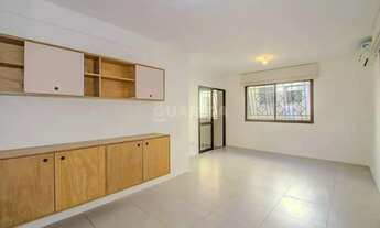 Imagem 5: Apartamento reformado com 2 dormitórios e 1 vaga de garagem em localização privilegiada!