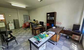 Imagem 4: Ampla sala com banheiro e vaga de garagem