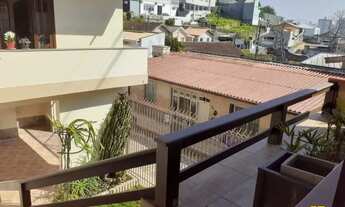 Imagem 2: Casa de 3 pavimentos, com 4 dormitórios, sendo 2 suítes - Estreito Florianópolis